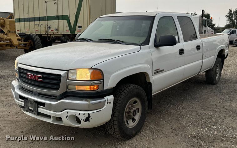 2005 GMC Sierra 3500 Crew Cab pickup truck - DP8451