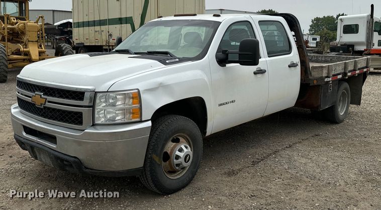 2014 Chevrolet Silverado 3500HD Crew Cab flatbed pickup truck - DP8453