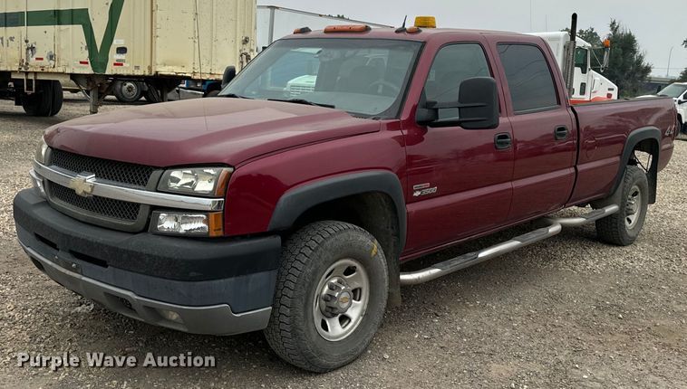 2005 Chevrolet Silverado 3500 Crew Cab pickup truck - DP8457