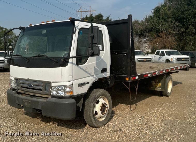 2006 Ford LCF flatbed truck - DP8459
