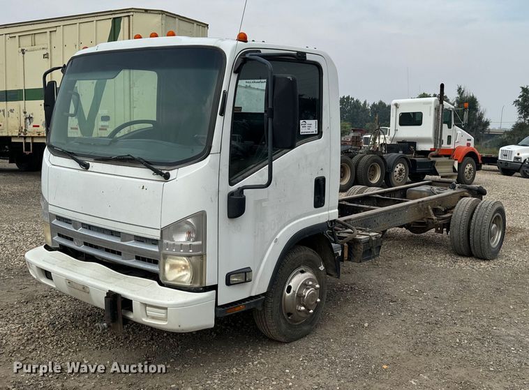 2008 Isuzu NPR truck cab and chassis - DP8460