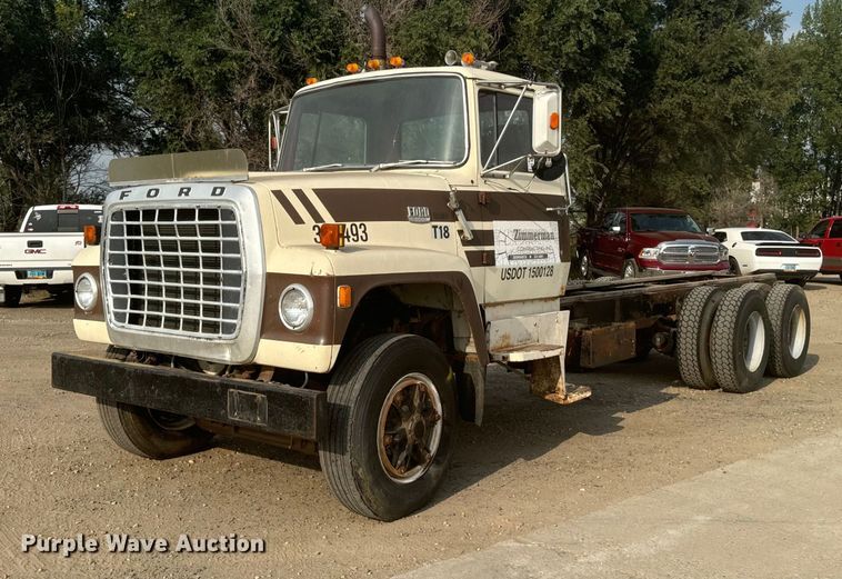 1981 Ford LT9000 truck cab and chassis - DP8476