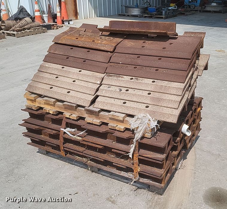 Approximately 78 track shoes - DQ3646