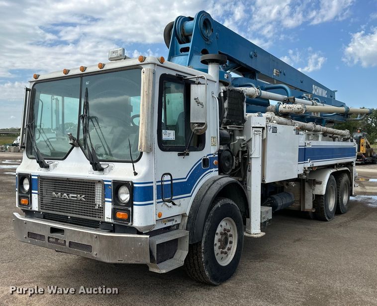 2005 Mack MR concrete pump truck - DS6421