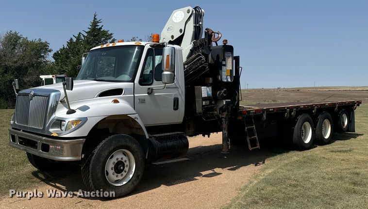 2003 International 7500 crane truck - DV2806