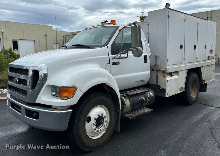 2008 Ford F750 Super Duty fuel / lube truck - DX3555