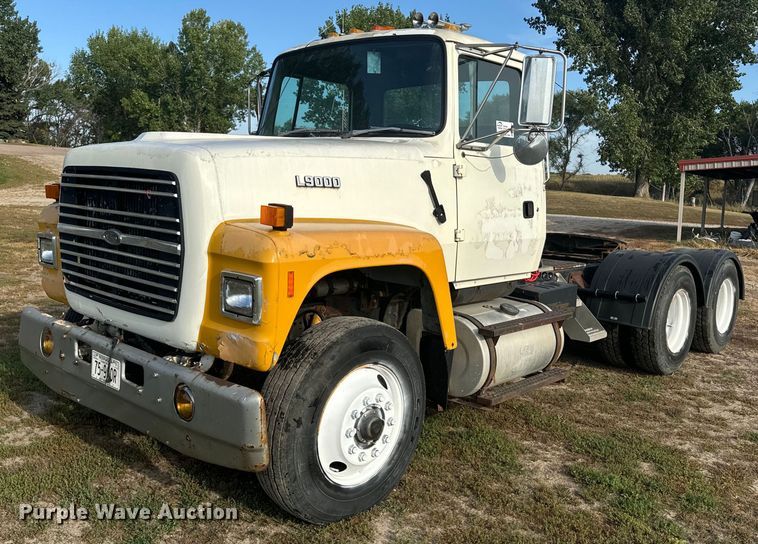 1994 Ford L9000 semi truck - EE7643