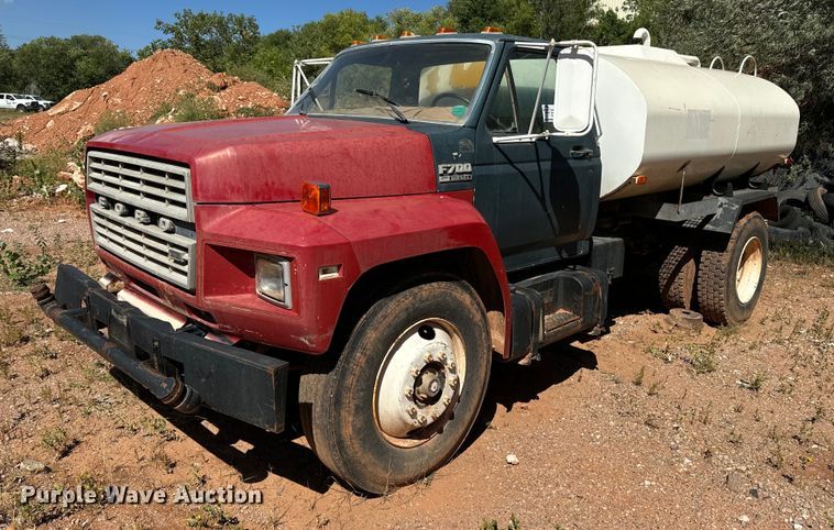 1992 Ford F700 water truck - EE7672