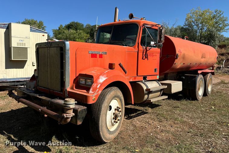 1985 Western Star water truck - EE7673