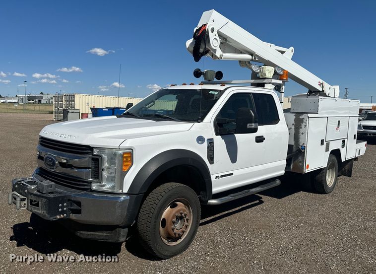 2017 Ford F550 Super Duty XLT bucket truck - EE7753