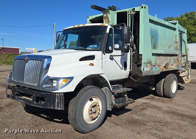 2006 International 7300 refuse truck - EE7771