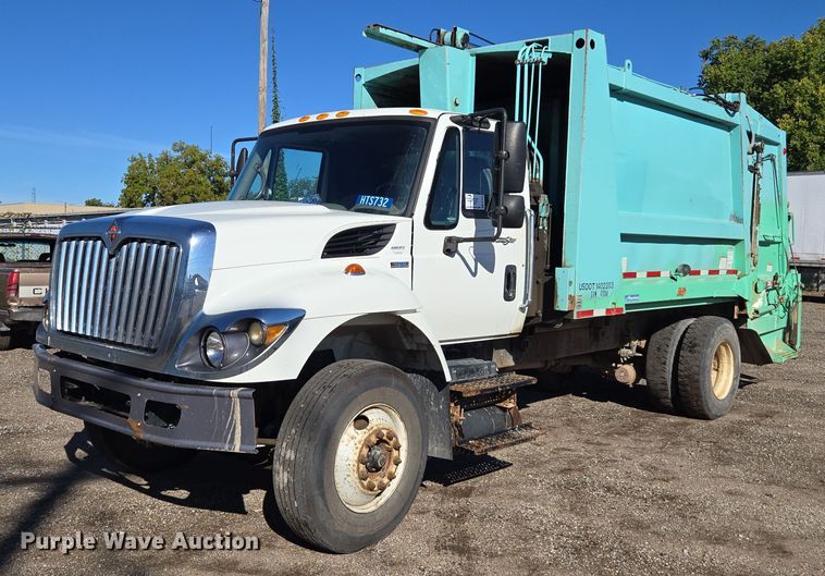 2010 International 7300 refuse truck - EE7772