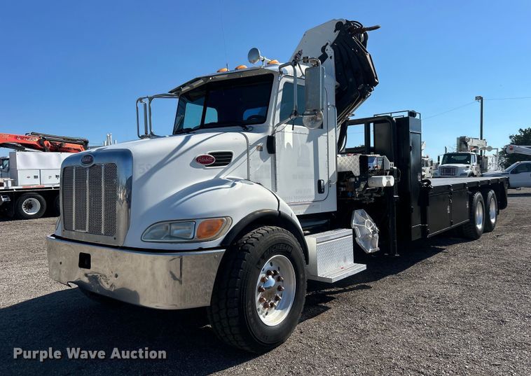 2005 Peterbilt  335 crane truck - EG1019