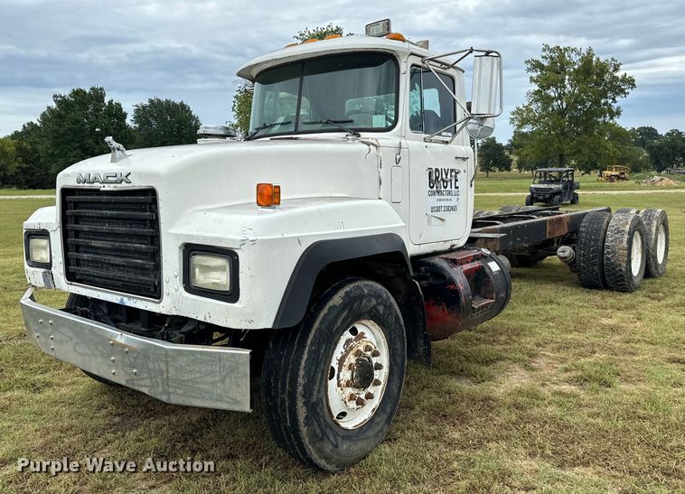 2000 Mack RD688S truck cab and chassis - IE9072
