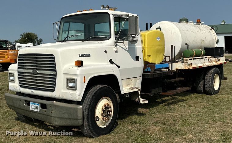 1995 Ford L9000 hydrovac truck - LC9064