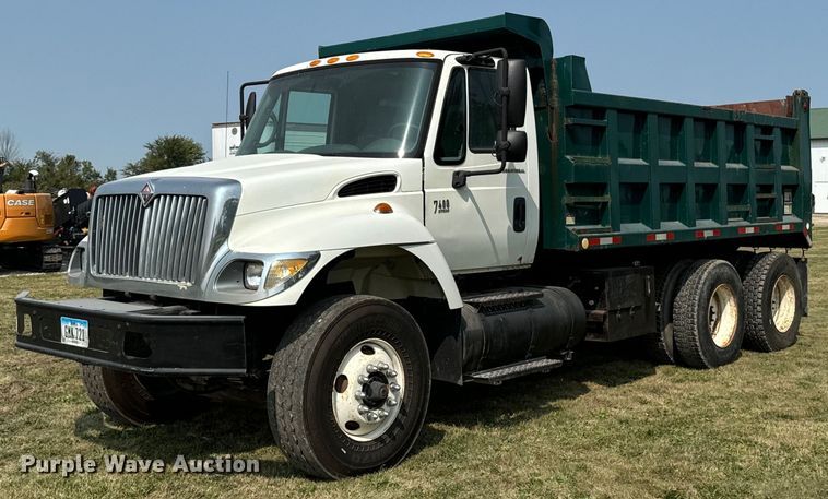 2003 International  7400 dump truck - LC9065