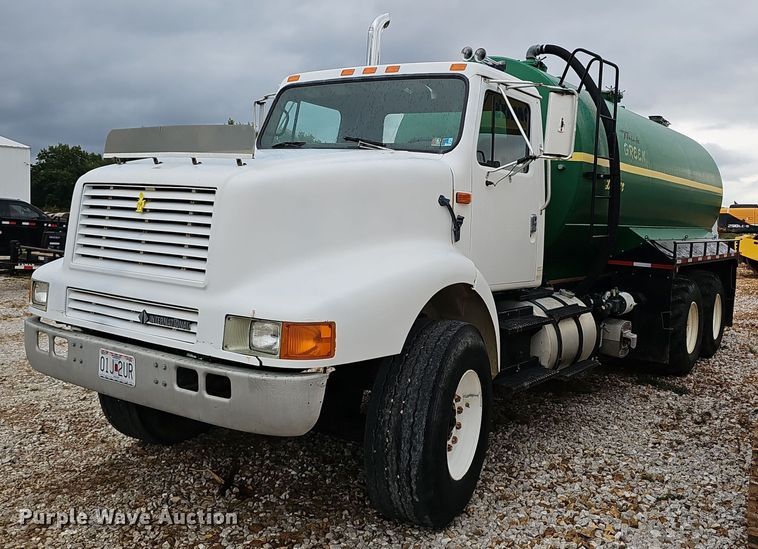 1992 International  8200  water truck - NX9321