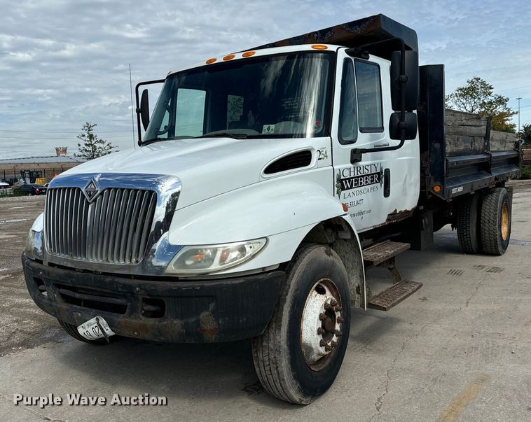 2004 International  4300 dump truck - OG9652