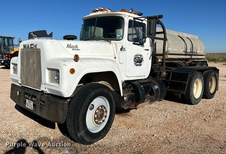 1982 Mack R686ST winch truck - DD3244