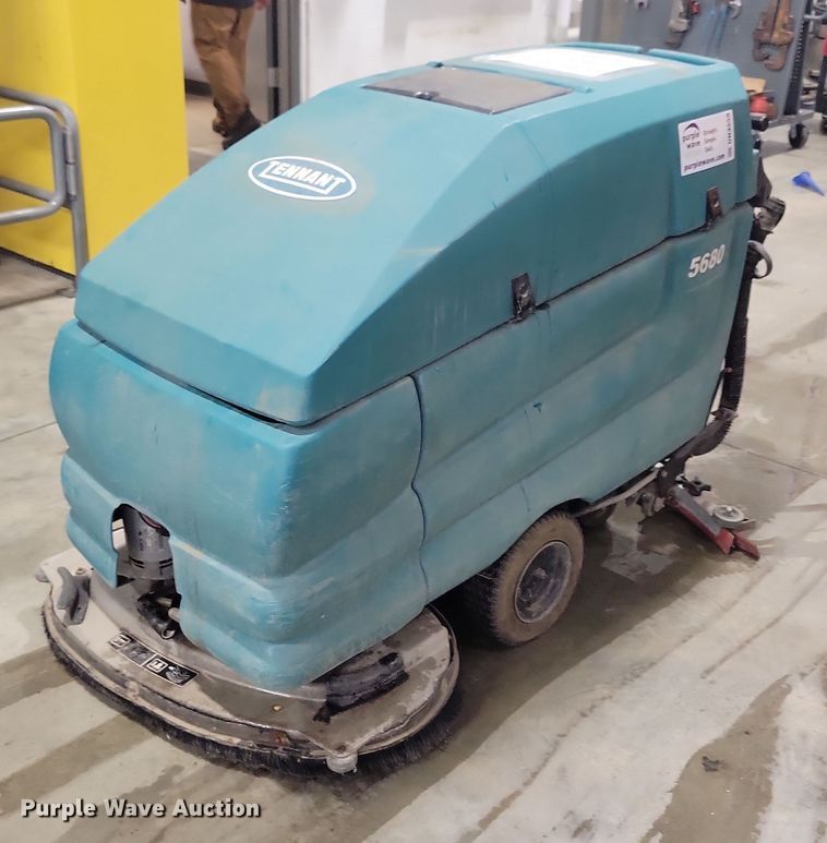 Tennant 5680 floor scrubber - DN3558