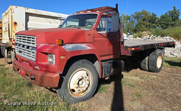 1984 Ford F700 flatbed truck - DO5480