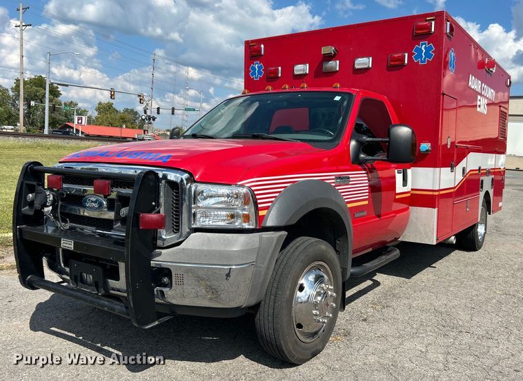 2005 Ford  F450 ambulance - DO7482