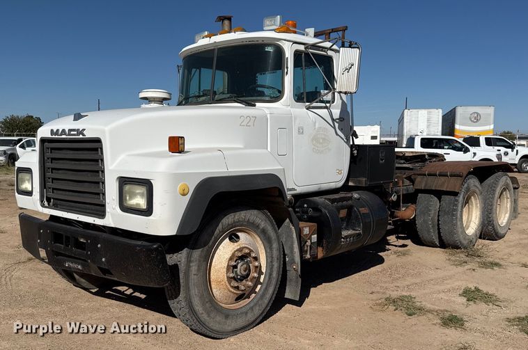2001 Mack RD688S truck cab and chassis - DP0017