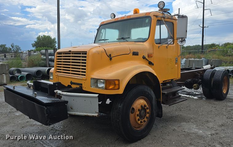 1995 International 4900 truck cab and chassis - DS4855