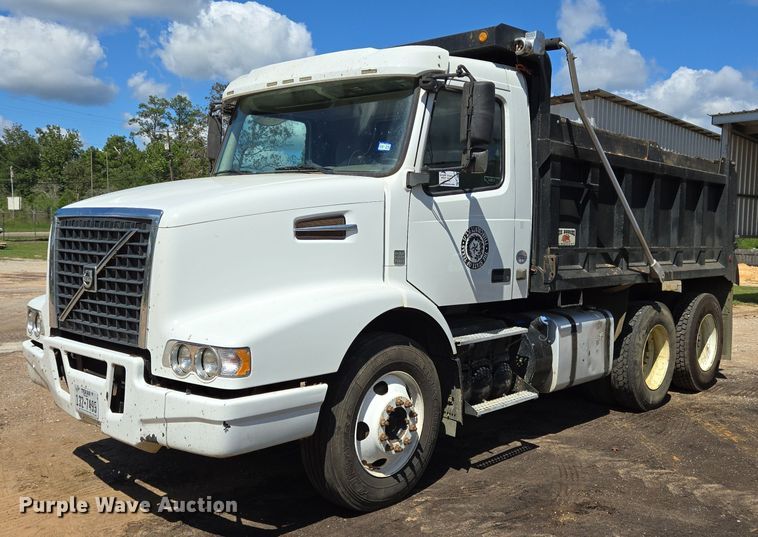 2016 Volvo VHD  dump truck - DT5272