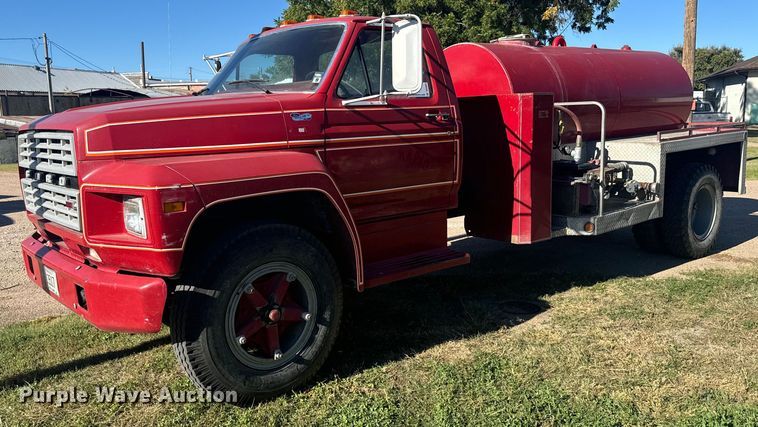 1981 Ford F600 pumper fire truck - DV2829
