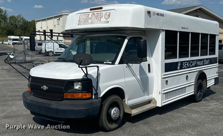 2009 Chevrolet Express 3500 shuttle bus - DX1255