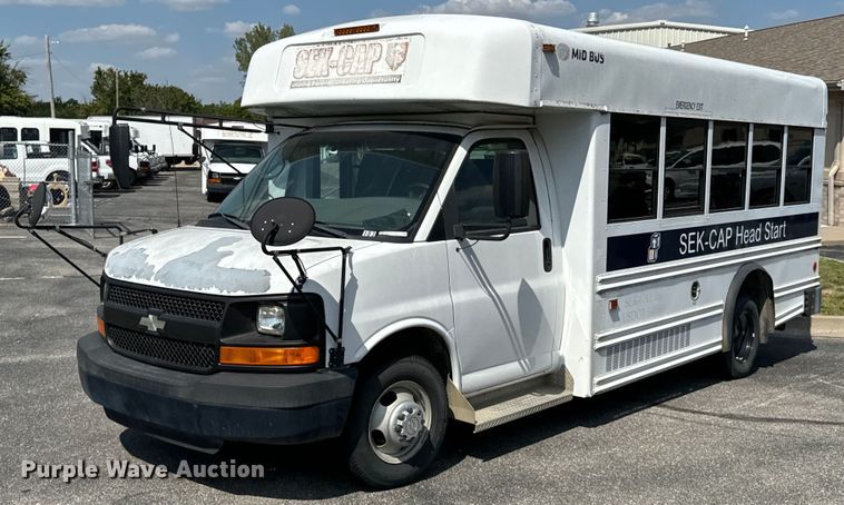 2009 Chevrolet Express 3500 shuttle bus - DX1256