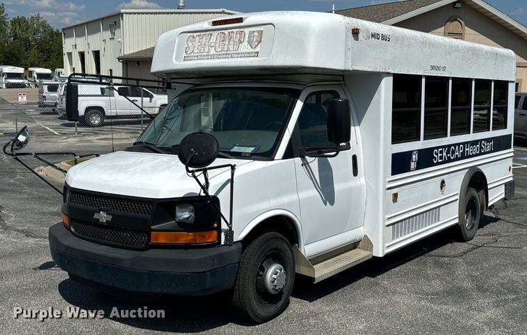 2009 Chevrolet Express 3500 shuttle bus - DX1258