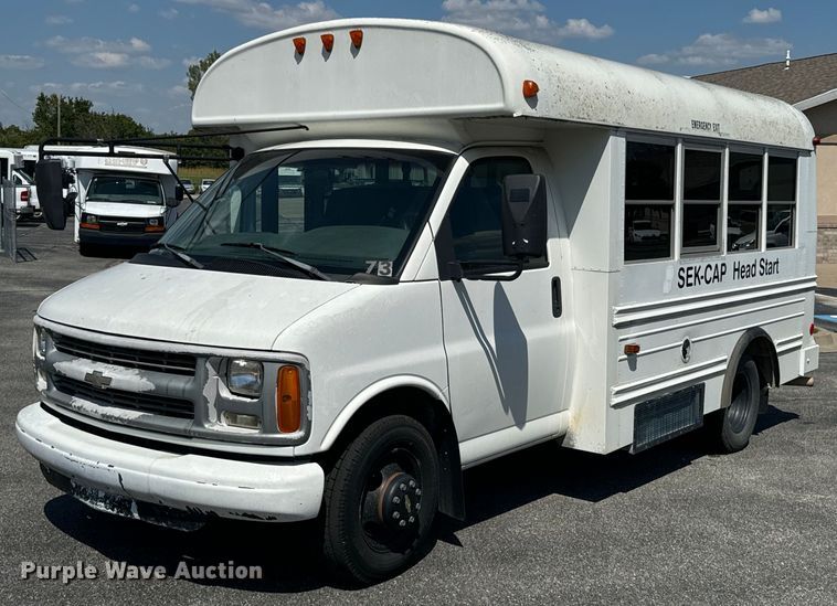 2002 Chevrolet Express 3500 shuttle bus - DX1259