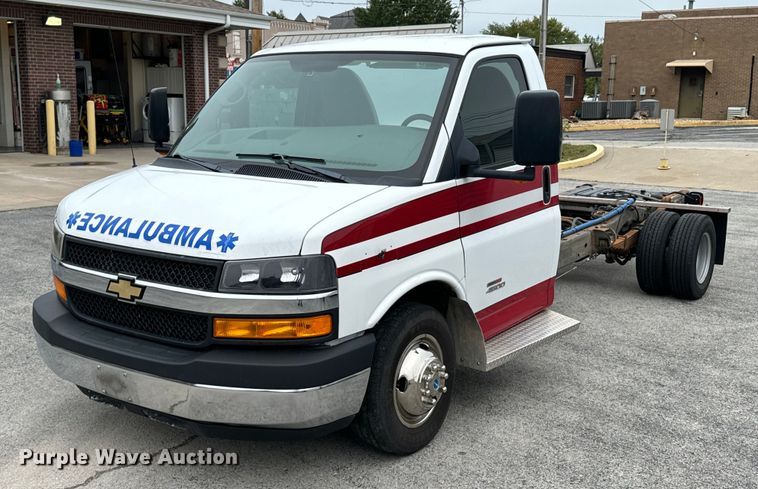 2013 Chevrolet Express 4500 truck cab and chassis - DX1275