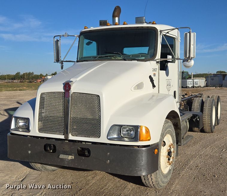 2008 Kenworth T300 truck cab and chassis - EE7782
