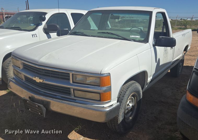 2000 Chevrolet C2500 pickup truck - EJ3044