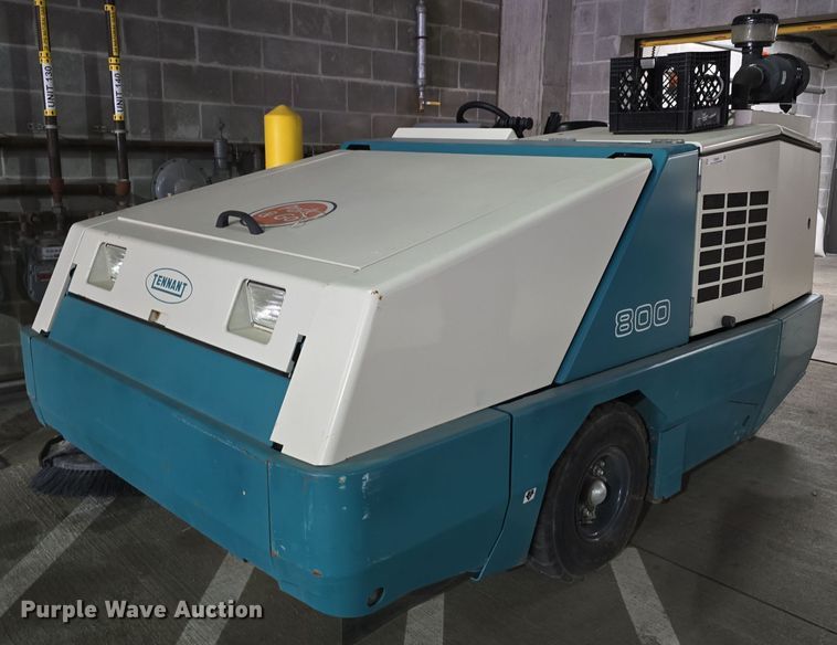 2013 Tennant 800 sweeper - IO9997