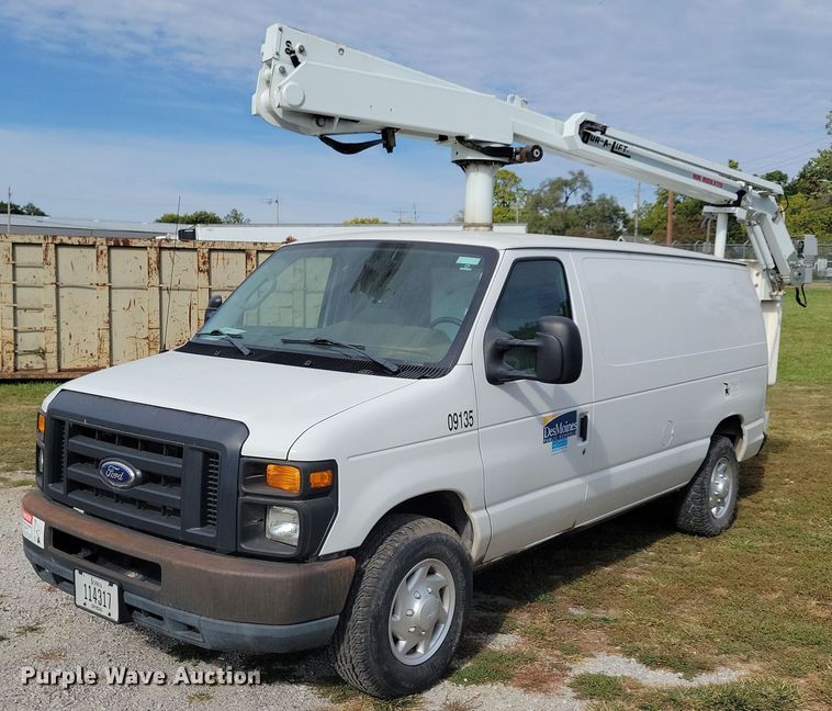 2009 Ford E350 Super Duty van with bucket lift - JO9446