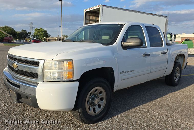2009 Chevrolet Silverado 1500 LT Crew Cab pickup truck - LW9909