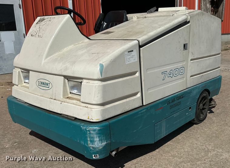Tennant  7400 floor scrubber  - MV9182