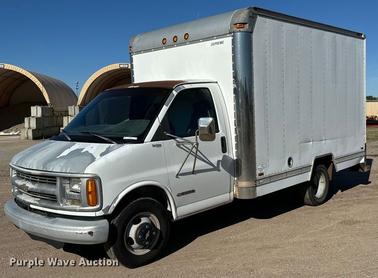 1999 Chevrolet  Express 3500 box truck - MV9197