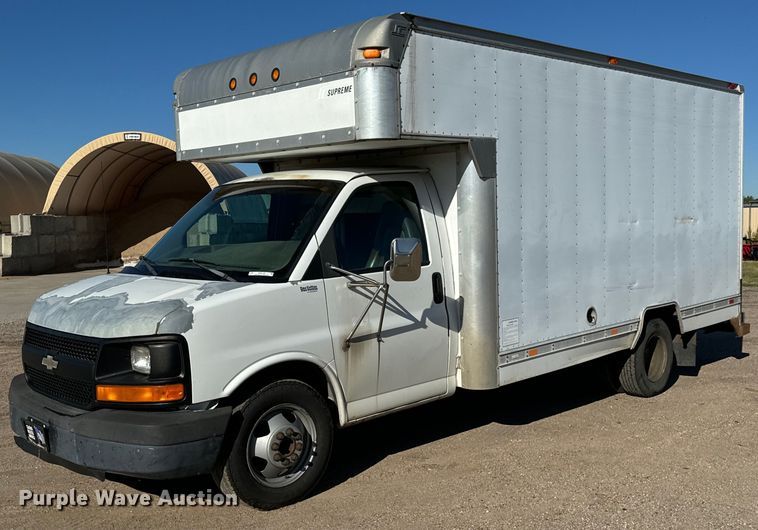 2003 Chevrolet Express 3500 box truck - MV9198