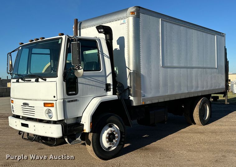 2003 Freightliner FC70 box truck - MV9199