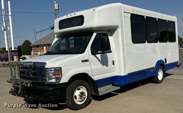 2017 Ford Advantage E450 Super Duty shuttle bus - MV9246