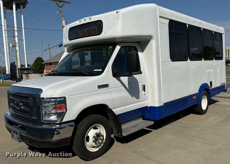 2017 Ford Advantage E450 Super Duty shuttle bus - MV9247