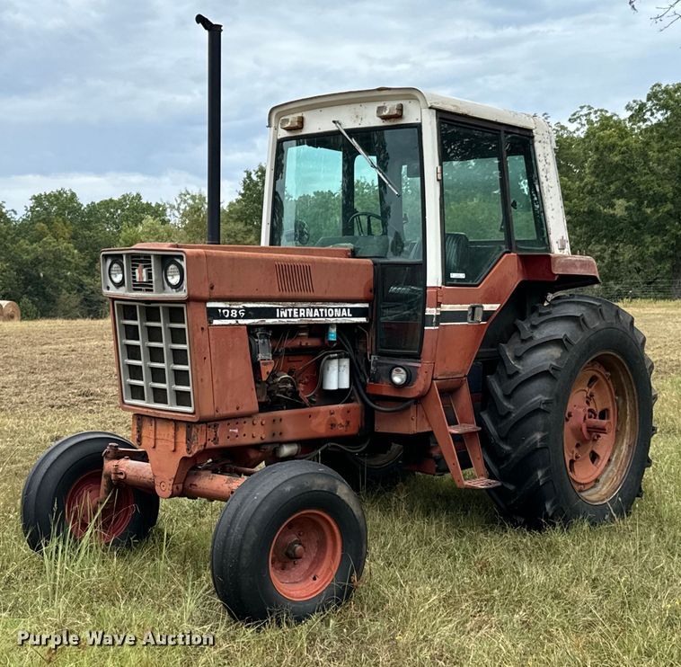 International Harvester 1086 tractor - DX1329