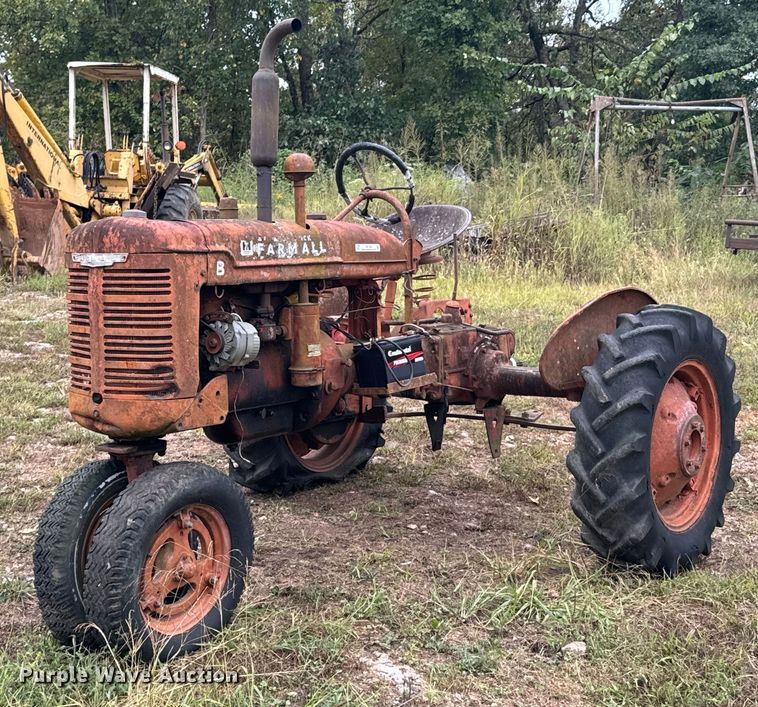 1944 Farmall B tractor - DX1350