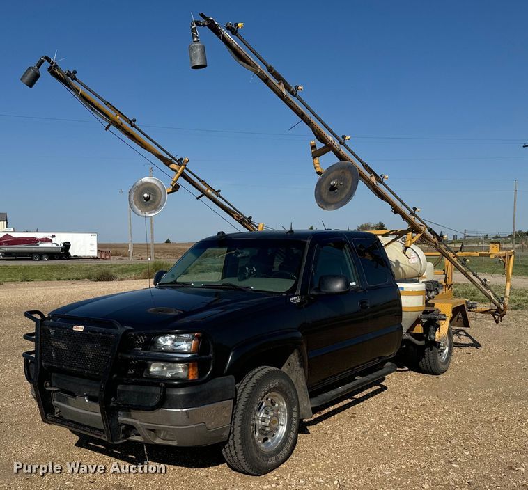 2004 Chevrolet Silverado 2500 LT Ext. Cab sprayer bed pickup truck - DX3591