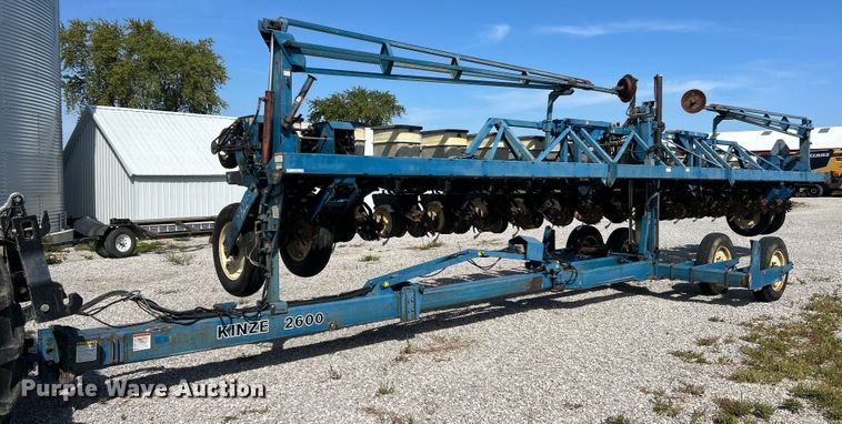 1995 Kinze 2600 planter - EK3386